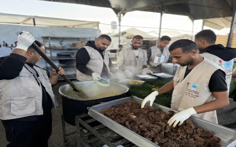 الحملة الأردنية توزع وجبات أرز ولحم على نازحي مواصي خان يونس لدعمهم في ظل الظروف الصعبة